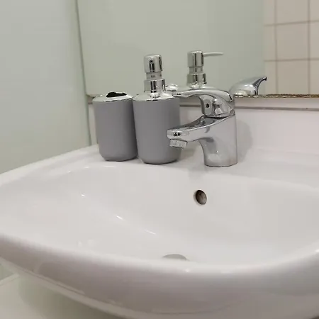 Ferienwohnung Downtown Bliss Modern Retreat With Free Parking And Fast Internet 600 Mbits Wien Exterior foto